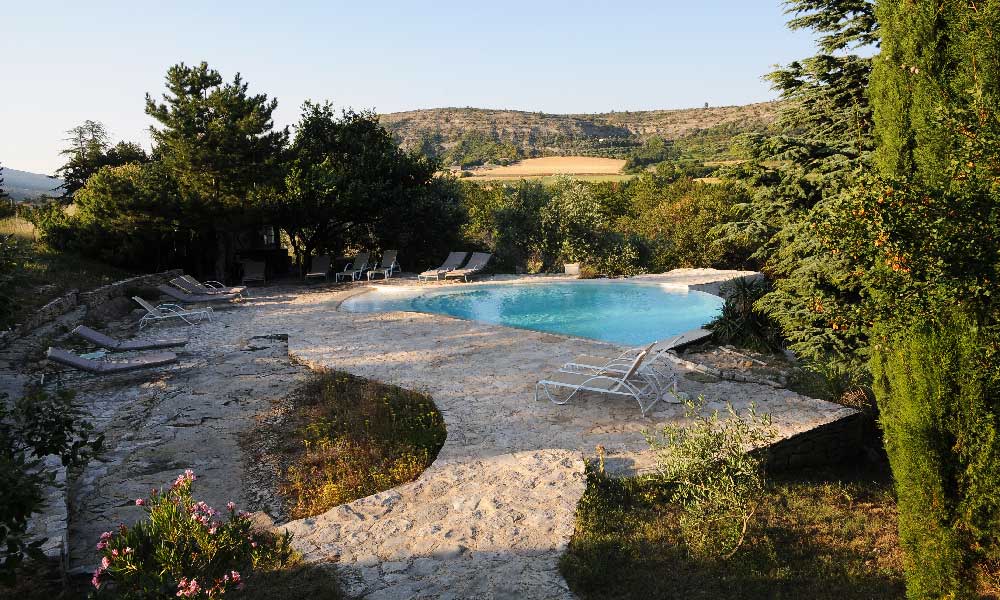 Vue de la piscine du jas de péguier en Provence