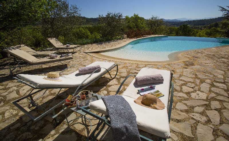 Transats au bord de la piscine