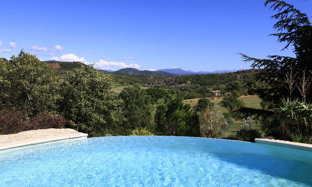 Les monts du Verdon de la piscine du jas de péguier en Provence, gîte et chambres d'hôtes