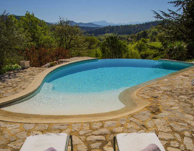 Espace piscine avec vue sur le verdon