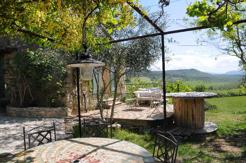 terrasse avec vue sur les montagnes